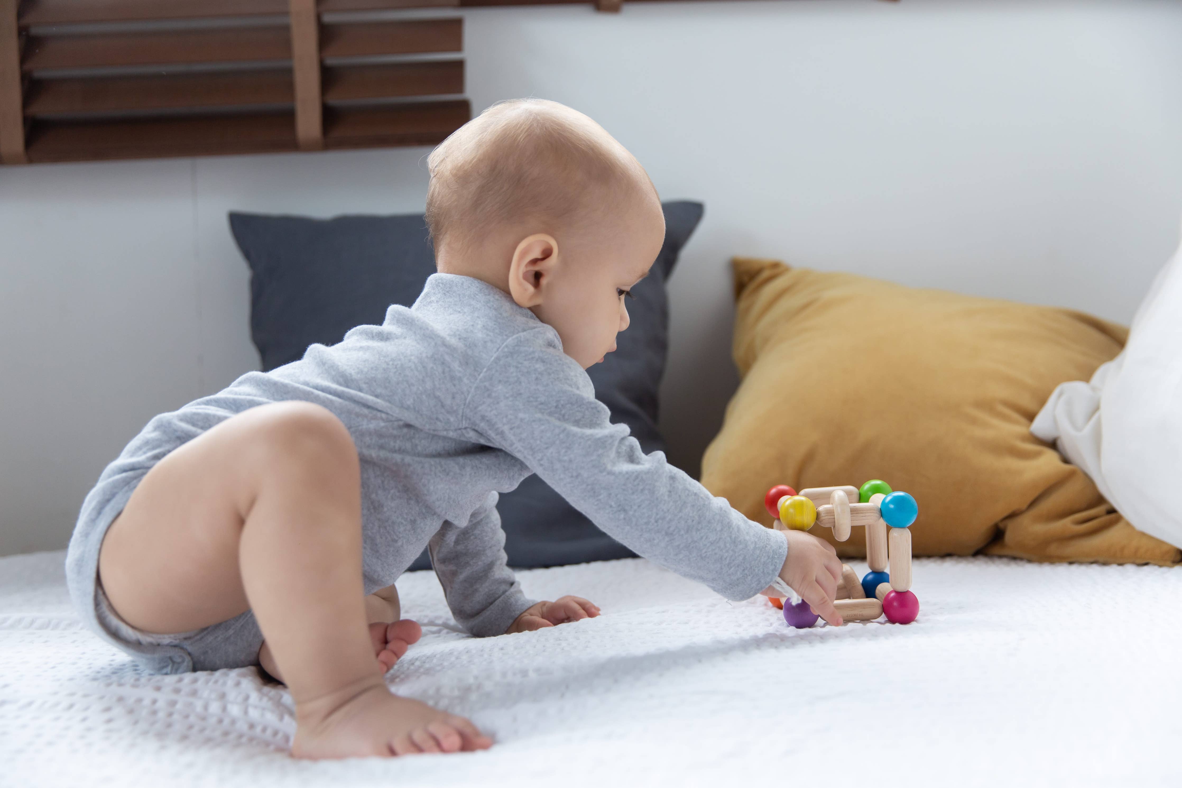 PlanToys - Square Clutching Toy