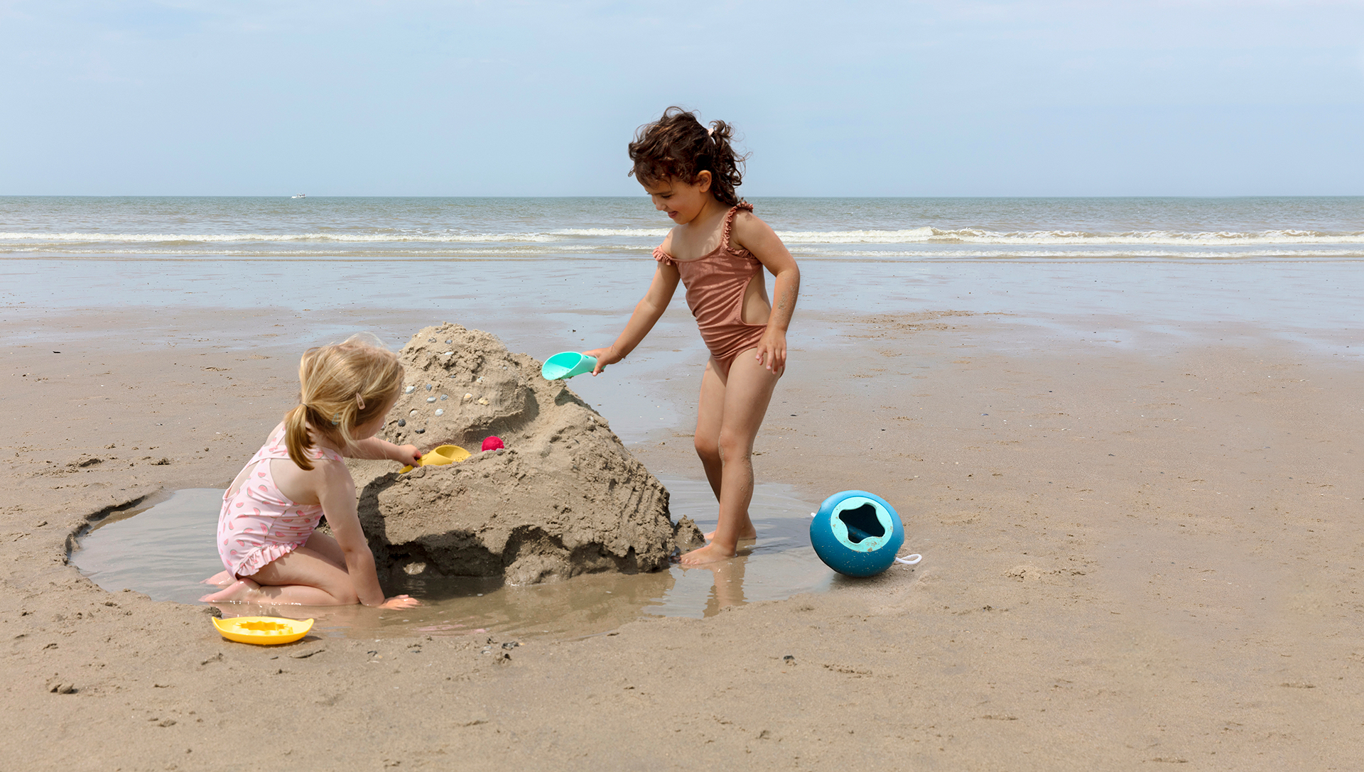 Quut Toys - Beach Set - Mini Ballo, Cuppi and Magic Sand Shape